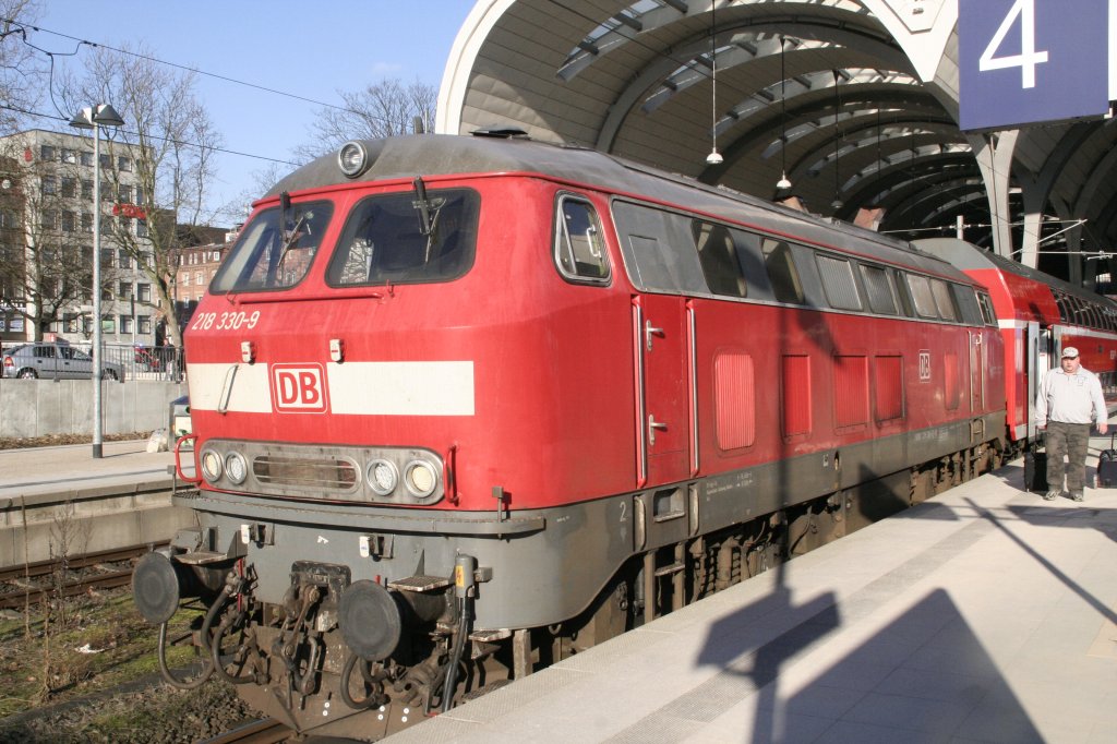 28.01.2011 218 330-9 der Regionalbahn Schleswig-Holstein, einer von drei 218er die einen Caterpillar-Motor haben, vor der Abfahrt mit einer RE nach L�beck Hbf.