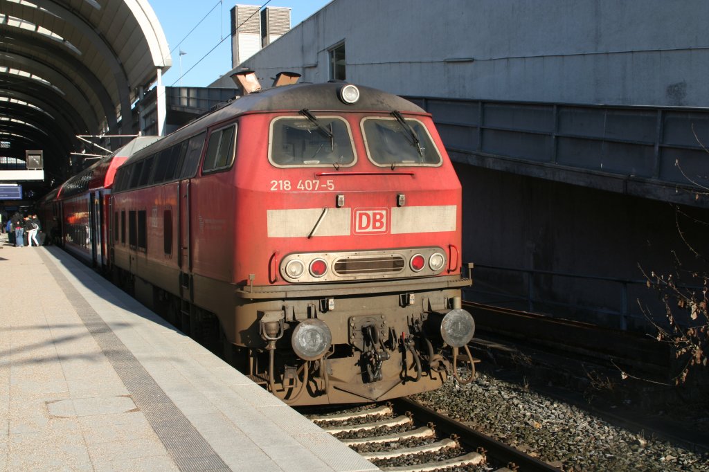 28.01.2011 Kiel Hbf
218 407-5 gerade mit RE und 4 DOSTOS aus Lbeck angekommen