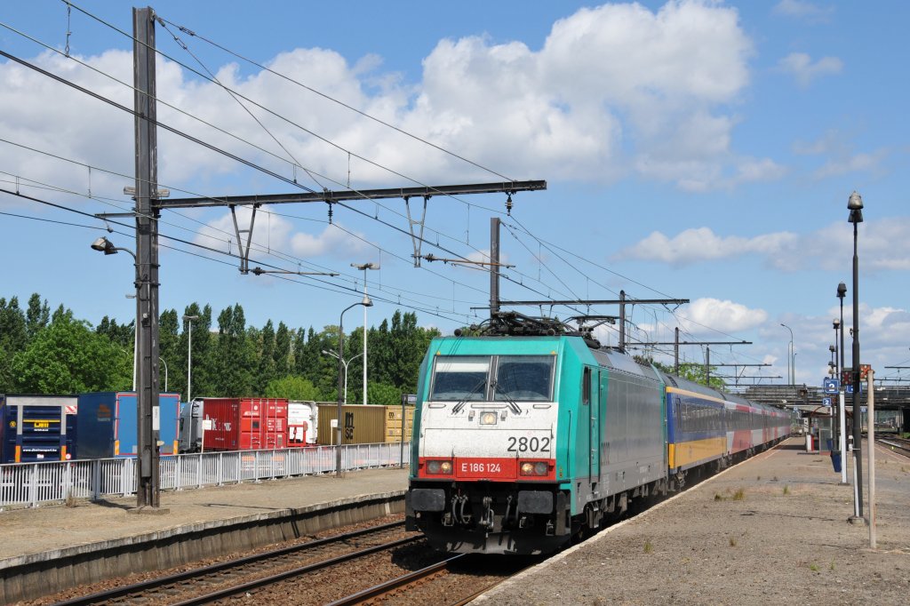 2802 (bei 2801, 2802 und 2803 ist die Loknummer auf der Frontpartie nicht mittig, sondern vorne links) mit dem IC Amsterdam Centraal - Antwerpen-Centraal bei der Durchfahrt in Antwerpen-Noorderdokken. Aufgenommen am 14/05/2011.