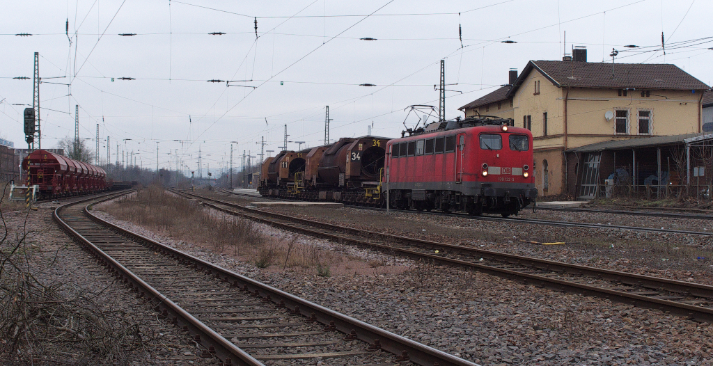 28.02.2013. 139 132-5 der letzte Tag an der Suppe!

Ab dem 01.03.2013 wird ein anderer Betreiber die Loks fr den Suppenzug stellen.
Das ist wohl auch das Aus fr 139 132-5, die in den letzten Wochen fast ausschlielich an der Suppe war.
DB Schenker wird die Loks nicht mehr stellen, in Vlklingen steht schon ein FRET(chen) BB 4 37022 bereit um die Suppe zu bernehmen. Die Lok ist in SNCF Lackierung und gehrt der Tochter Akiem.
KBS 685 - Bous-Saar