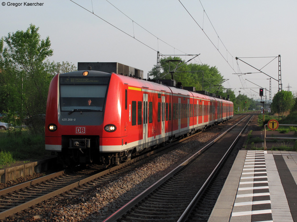 28.04.2011: 425 268-0 erreicht mit 425 212  Wiesloch-Walldorf  als S3 nach Germersheim den Haltepunkt Bad Schnborn-Kronau. Das hintere Fahrzeug endet in Ludwigshafen (Rhein) Hbf.