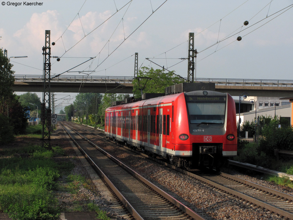 28.04.2011: 425 711-9 bzw. 425 211 mit Stdtenamen Bruchsal der S-Bahn Rhein-Neckar verlsst als S3 nach Heidelberg Bad Schnborn-Kronau und strebt dem nchsten Halt Rot-Malsch entgegen. Das Bild entstand legal vom Bahnsteigende.