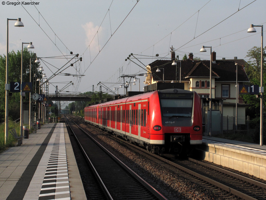 28.04.2011: Nachschuss auf 425 268-0 und 425 212 bzw 425 712-7. Hier verlsst das Triebwagenduo den Haltepunkt Bad Schnborn-Kronau.