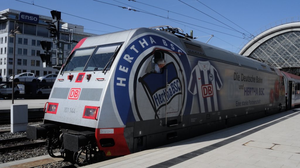 28.04.2012 BR 101144 steht mit dem VINDOBONA in Dresden Hbf.