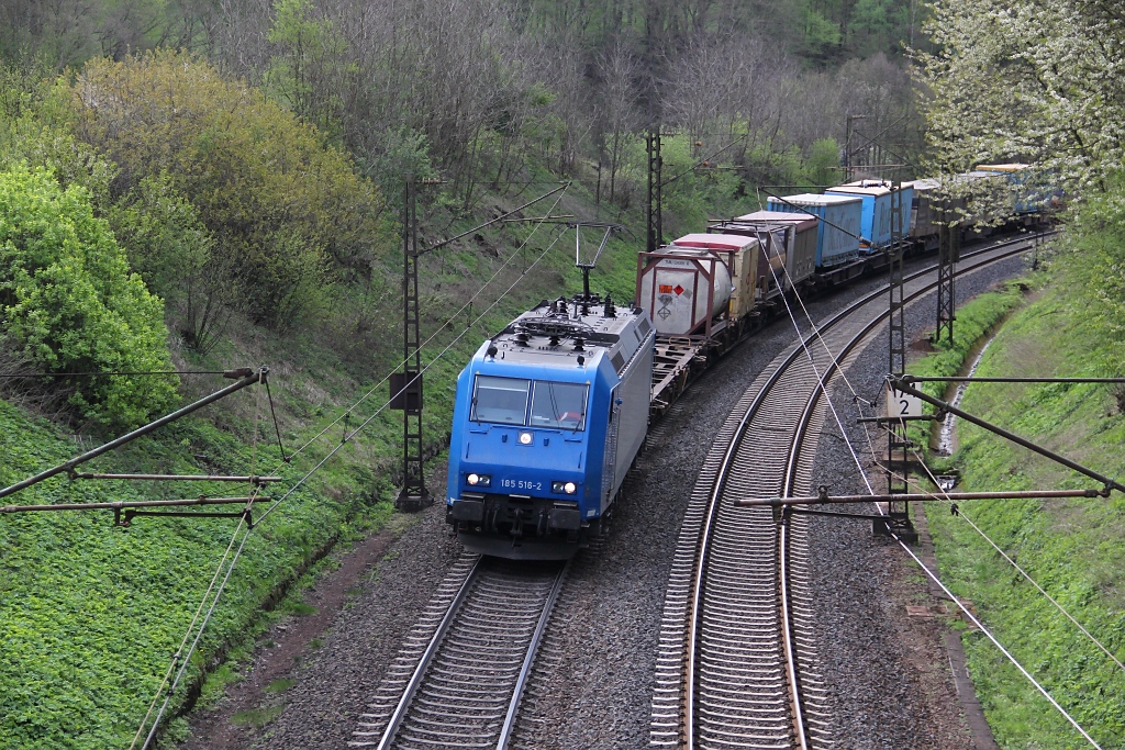 28.04.2012, der Tag der 4. Bebraer Dampftage. Geduldig warteten wieder viele Dampflok-Fans auf einer Brcke bei Braunhausen auf die erste Parallelfahrt von Bebra nach Sontra. Zunchst kam aber 185 516-2 mit KLV-Zug in Richtung Norden.