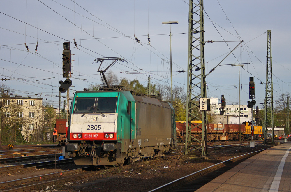 2805 beim Umsetzen in Aachen-West, endlich wurde ein Teil von dem komischen Bauzaun entfernt, 2.4.11