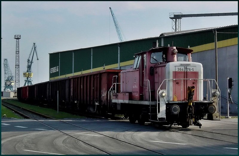 28.06.04 - 364 776-5 rangiert vor dem Seehafen (heute Nordhafen) in Stralsund. 