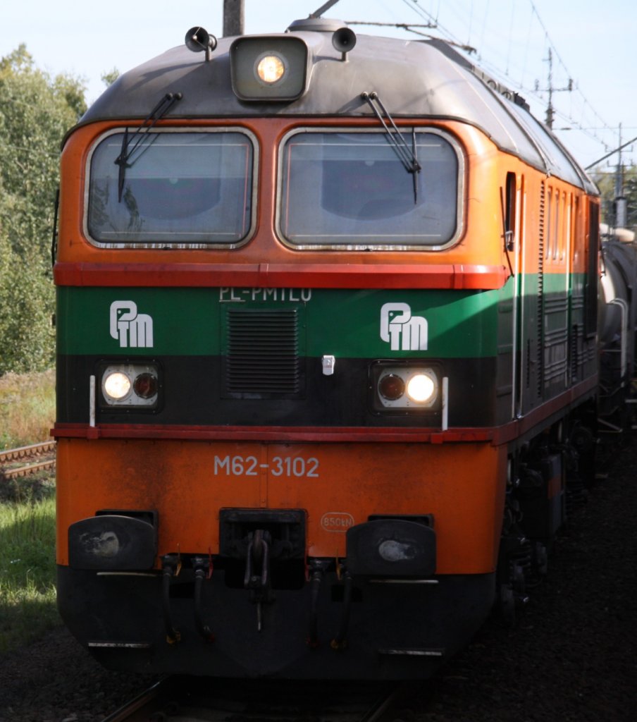 28.10.2011 zwischen Stettin Hbf und Stettin Dabie (Alt-Damm) begegnen sich  Taigatrommel M 62 - 3102 + Kesselzug mit TLK 85100 nach Olsztyn / Allenstein. 