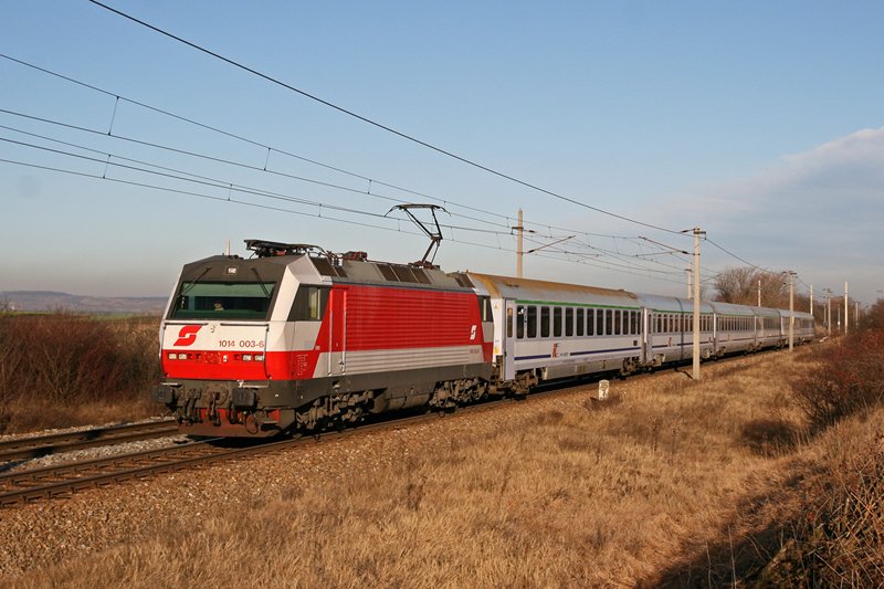 28.11.09 Den fast schon einzigen sonnigen Tag Ende November musste man noch nutzen, bevor die 1014 Leistung auf der Nordbahn wegfllt. Also nocheinmal die Kamera zcken und abdrcken. Das galt nicht nur fr die 1014 sondern auch fr die vorbeifahrenden Rbenbomber und Auto Ganzzge. So, kurz nachdem die Sonne verschwand kam sie dann auch, die 1014 003 mit dem EC 103 von Warschau nach Wien Sdbahnhof Ostseite.