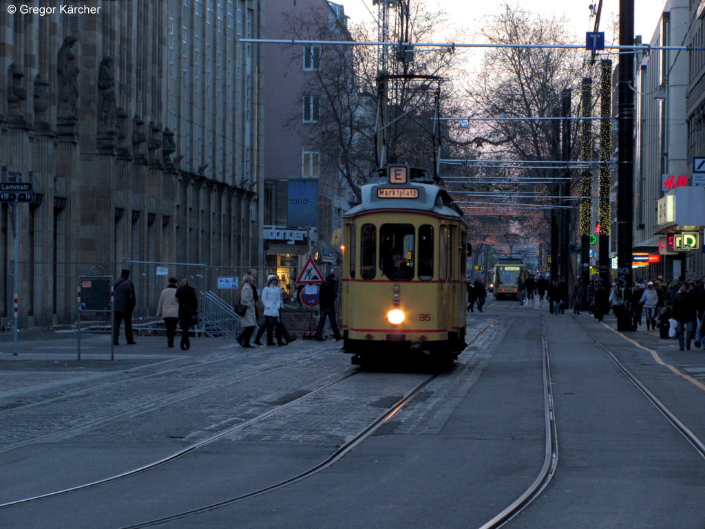 28.11.2010: In der abendlichen Dmmerung TW 95 passiert auf seinem Weg zum Hbf die Baustelle in der Kaiserstrae. Das Bild habe ich auerhalb der Gleise gemacht.