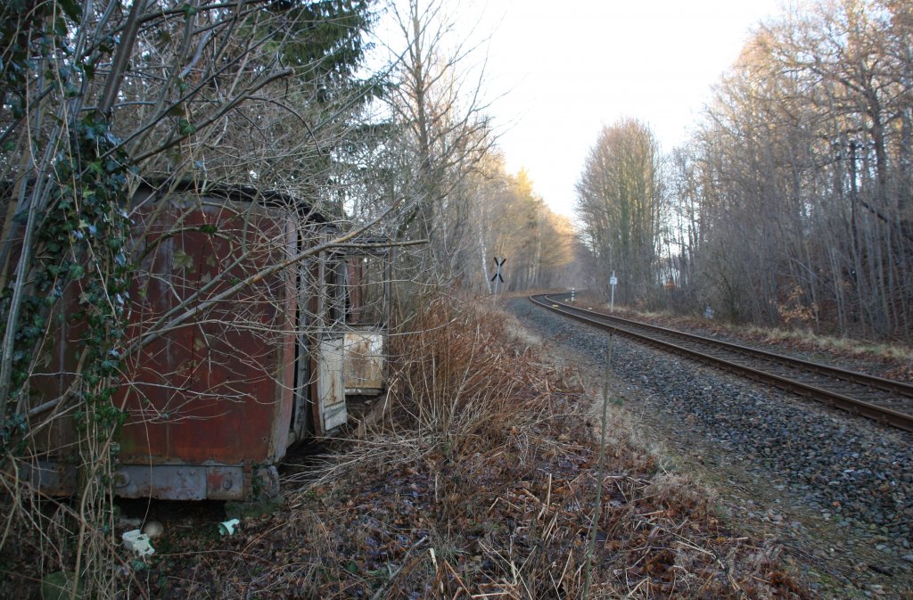 28.12.2011 alter Personenwagen zwischen Berthelsdorf und Lichtenberg an der Strecke Nossen - Freiberg (Sachs) Moldau / Moldava