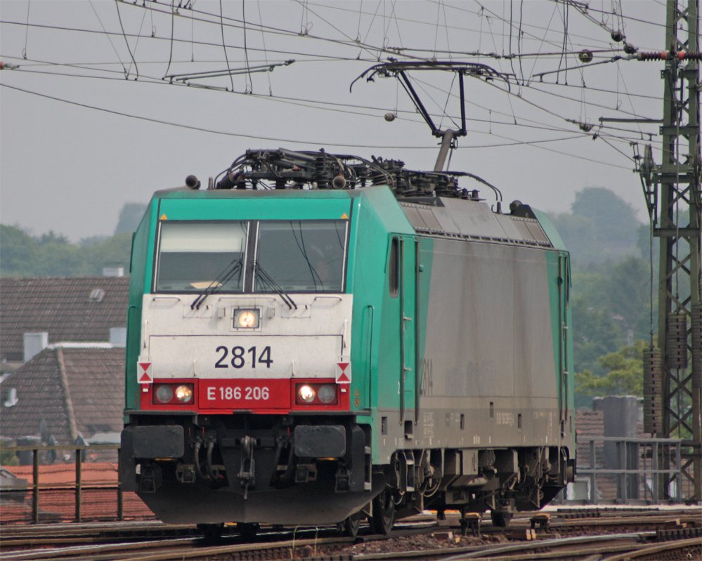 2814 der COBRA als Tfzf Richtung Westbahnhof kurz hinter dem Viadukt am Aachener Hbf, 1.6.10