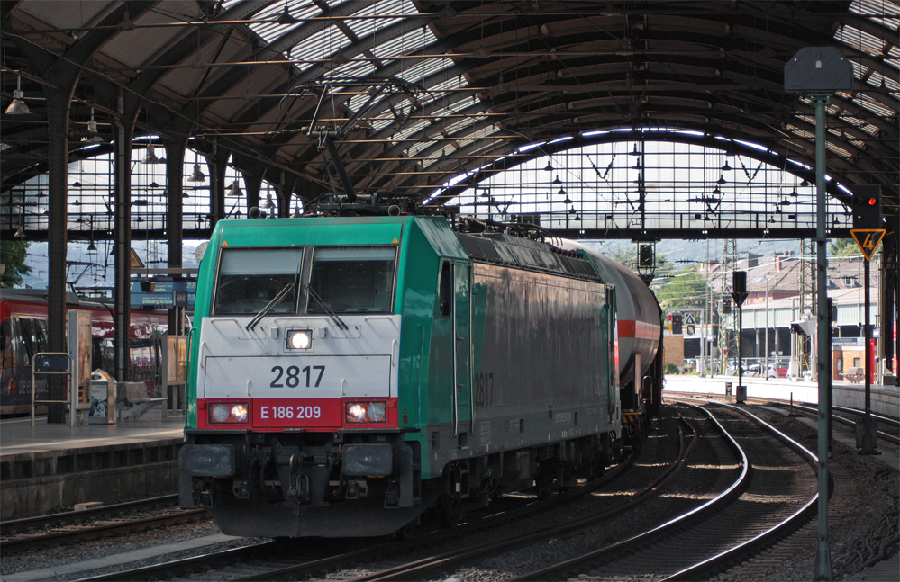 2817 der COBRA mit einem Gterzug Richtung Kln bei der Durchfahrt im Aachener Hbf, 21.8.10
