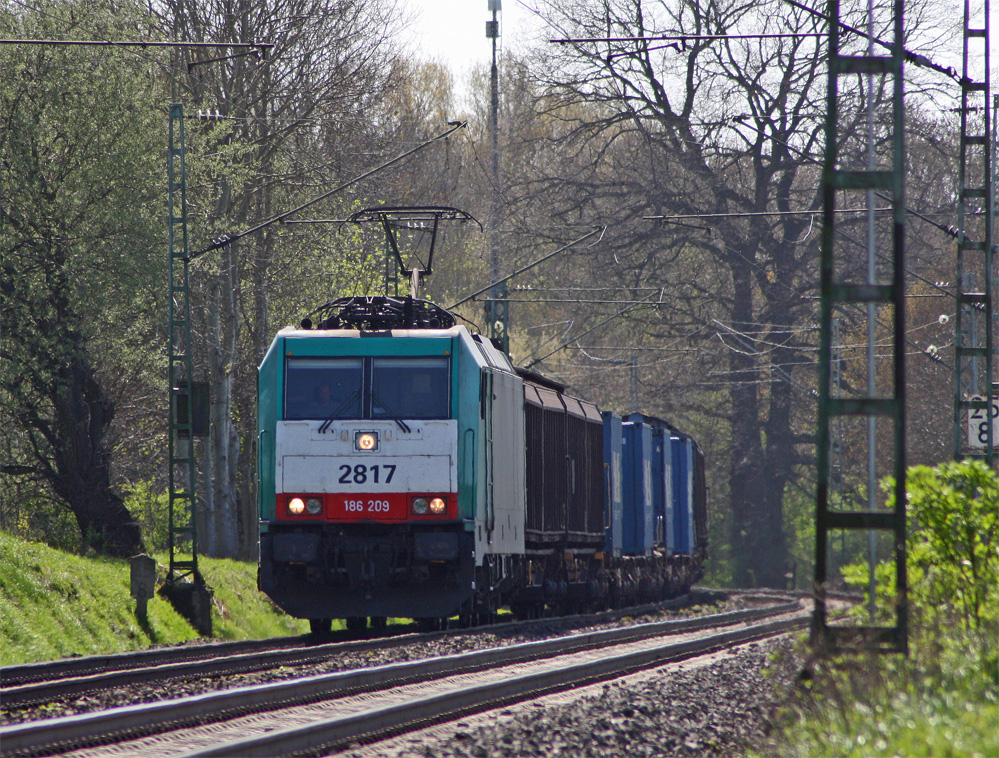 2817 mit einem Gterzug aus Aachen-West/Montzen als Umleiter wegen Streckensperrung (Grodemo in Stolberg Rheinland) Richtung Kln-Gremberg kurz vor dem Bahnhof Geilenkirchen, 9.4.11