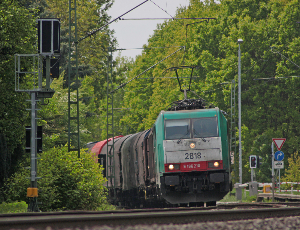 2818 der COBRA mit einem Gterzug Richtung Mnchengladbach am Einfahrvorsignal des Bahnhofs Geilenkirchen, 19.5.10