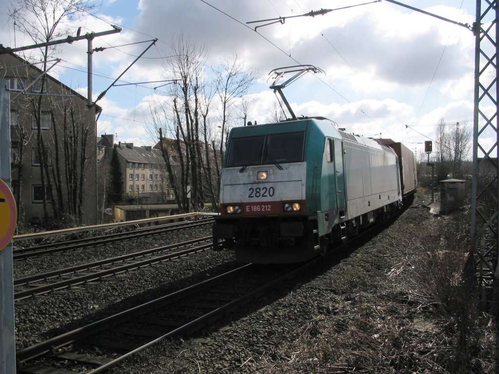 2820 am 4. Mrz 2010 im Auslandseinsatz mit Ganzzug voller Autoteile auf dem Weg von Bochum-Langendreer nach Antwerpen zwischen den Haltepunkten Bochum West und Bochum-Hamme auf der Stecke der Glckauf-Bahn.
