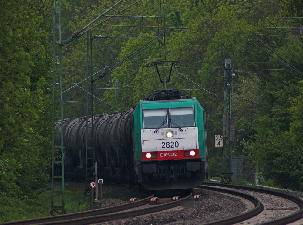 2820 der COBRA mit einem Kesselwagenzug Richtung Mnchengladbach am Km 25.4, 11.5.10