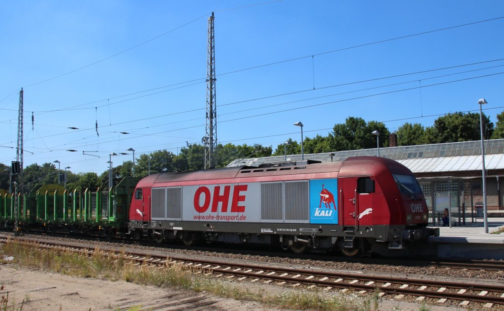 2.8.2013 Bernau bei Berlin. OHE 270081 mit leerem Holzzug / Rungenwagen