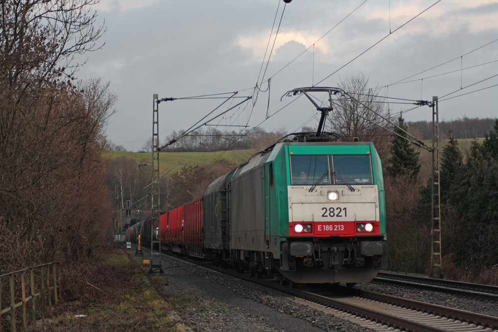 2821 der COBRA mit einem Gterzug von Kln kommend nach Aachen-West bei der Durchfahrt in Eilendorf, 12.12.10