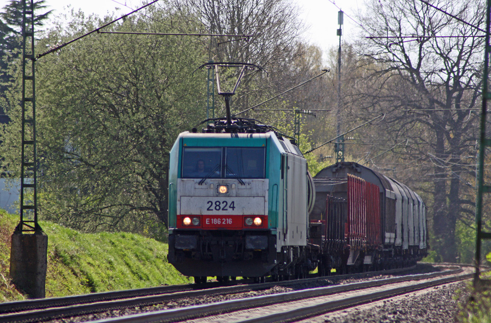 2824 als Umleiter wegen Streckensperrung (Grodemo in Stolberg Rheinland) aus Montzen/Aachen-West Richtung Kln Gremberg kurz vor dem Bahnhof Geilenkirchen, 9.4.11