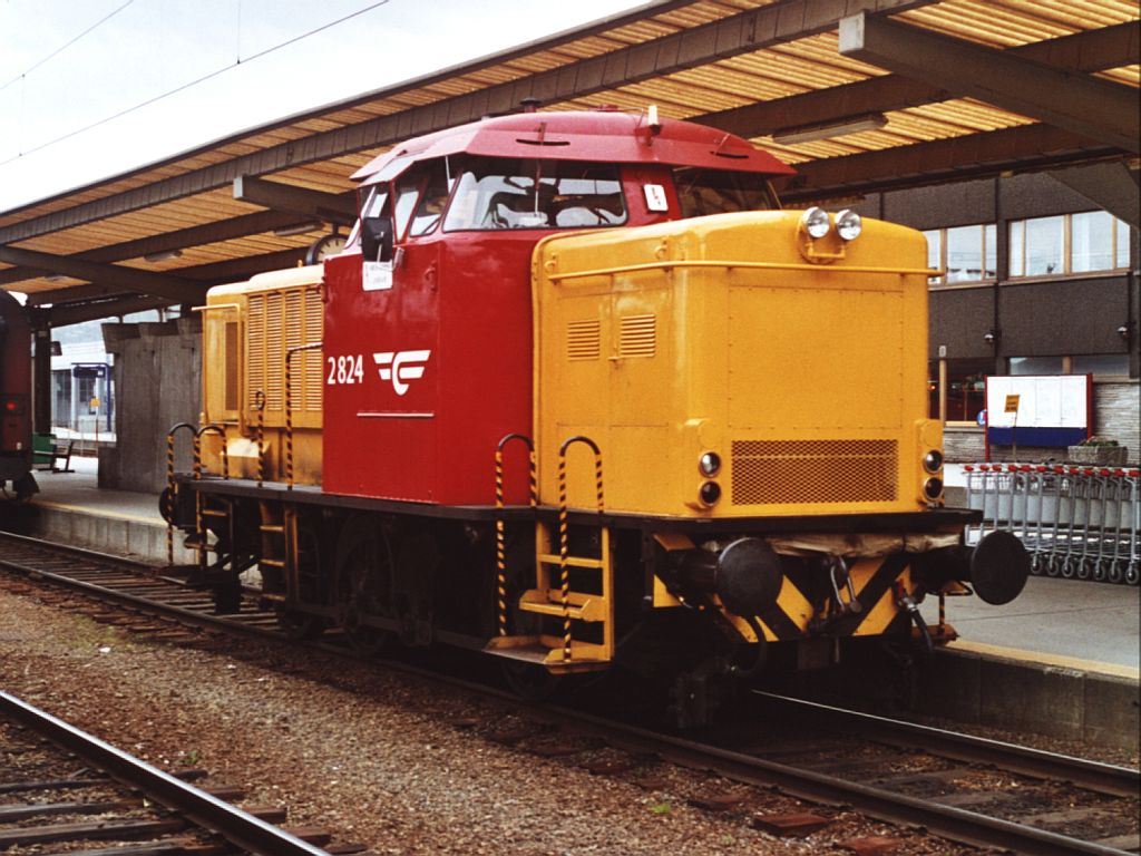 2824 auf Bahnhof Trondheim am 6-7-2000. Bild und scan: Date Jan de Vries.