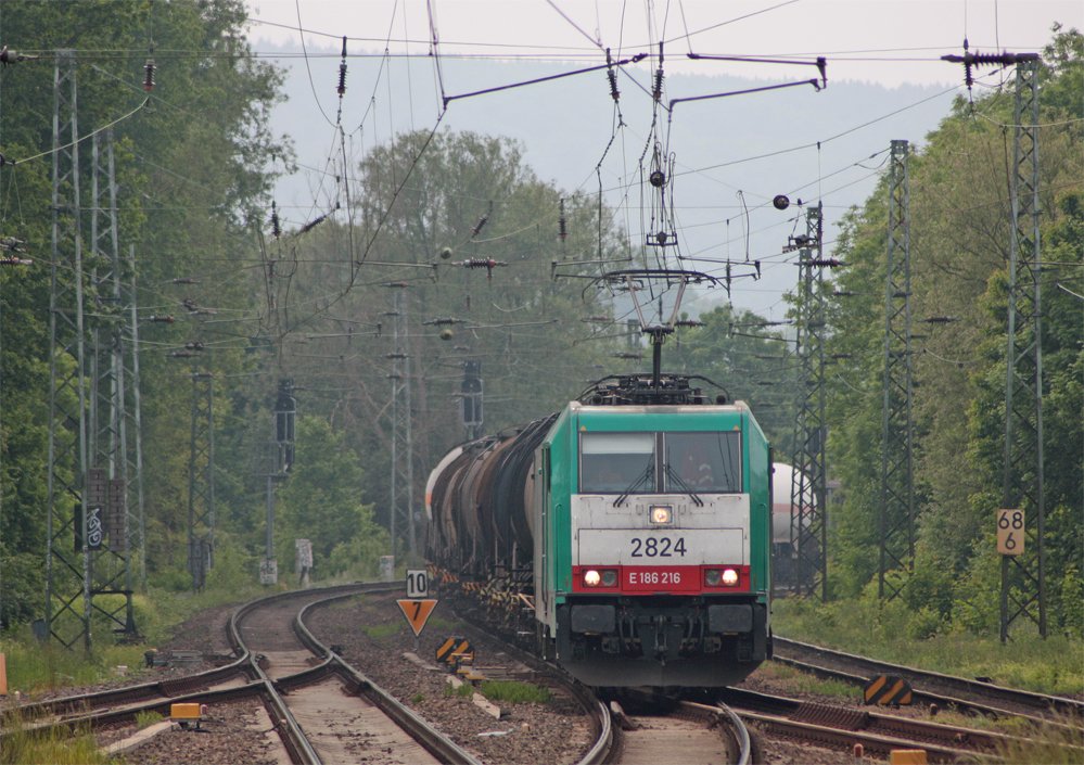 2824 der COBRA mit einem gemischten Gterzug Richtung Kln kurz vor dem Haltepunkt Aachen Rothe-Erde / Gre an den Tf, 1.6.10