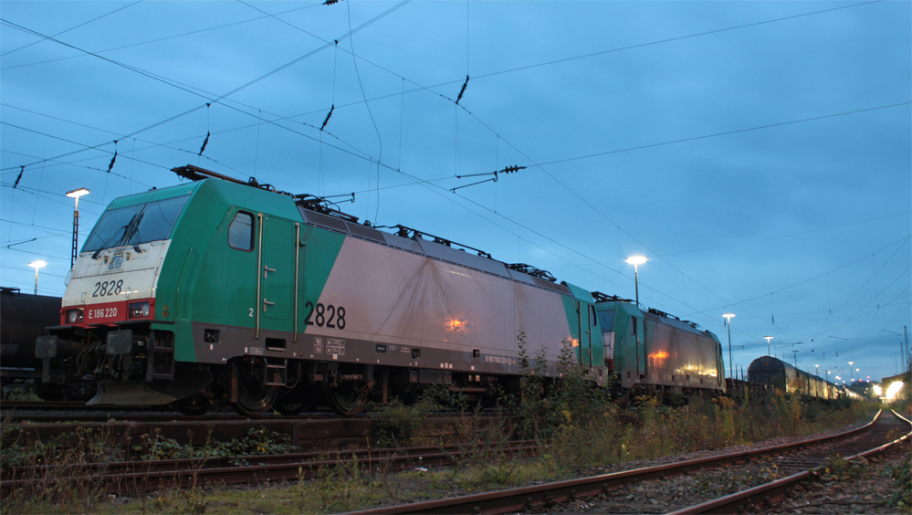 2828 und 2812 der COBRA abgestellt mit einem Gterzug in Aachen-West, 2.10.10