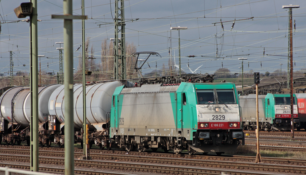 2829 mit einem Gterzug nach Montzen bei der Ausfahrt in Aachen-West 3.4.10