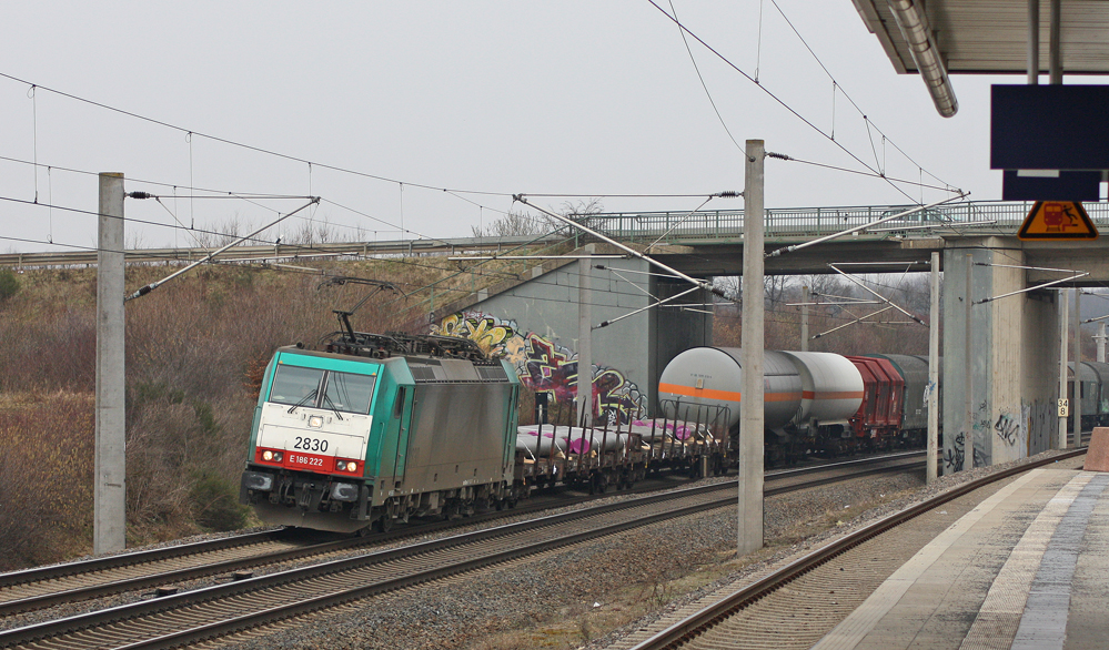 2830 der Cobra mit einem Gterzug von Kln kommend Richtung Aachen-West bei der Durchfahrt in Merzenich, 20.2.11