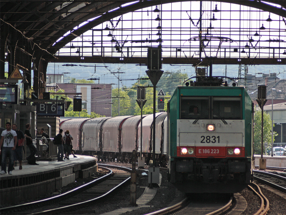 2831 der COBRA mit einem Gterzug Richtung Kln bei der Durchfahrt im Aachener Hbf, 11.6.10