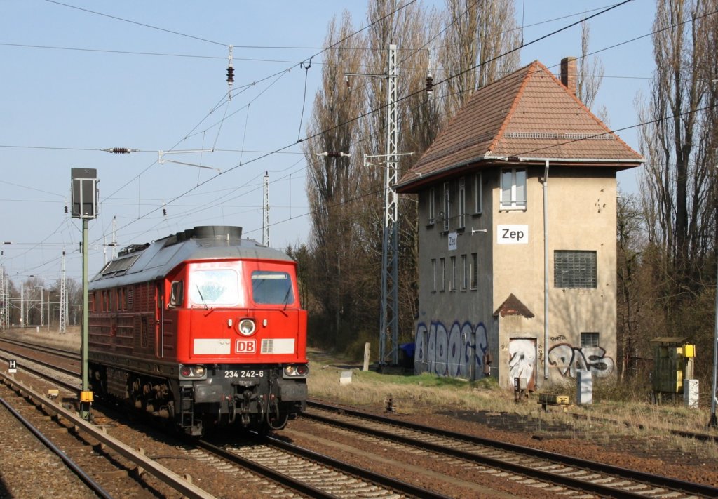 28.3.2012 Zepernick. Fahrdienstleiter  Zep  hat mit Durchfahrt 234 242-6 nichts mehr zu tun, da Fernbahn Estw gesteuert. Die Lok hat sehr wahrscheinlich EC 179 von Stettin nach Angerm�nde gezogen und f�hrt nun leer, vielleicht Seddin...
