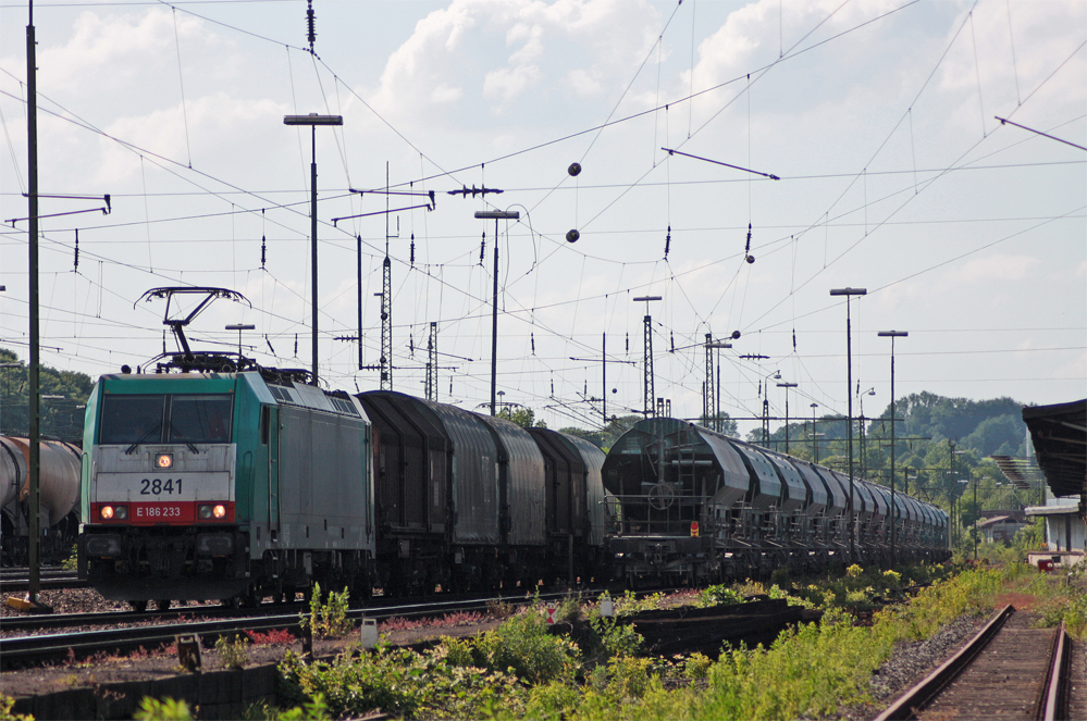 2841 der COBRA wartet mit einem gem. Gterzug Richtung Montzen auf die Ausfahrt in Aachen-West, zwischenzeitlich kam ein Zug aus Richtung Montzen dazu, 11.6.10