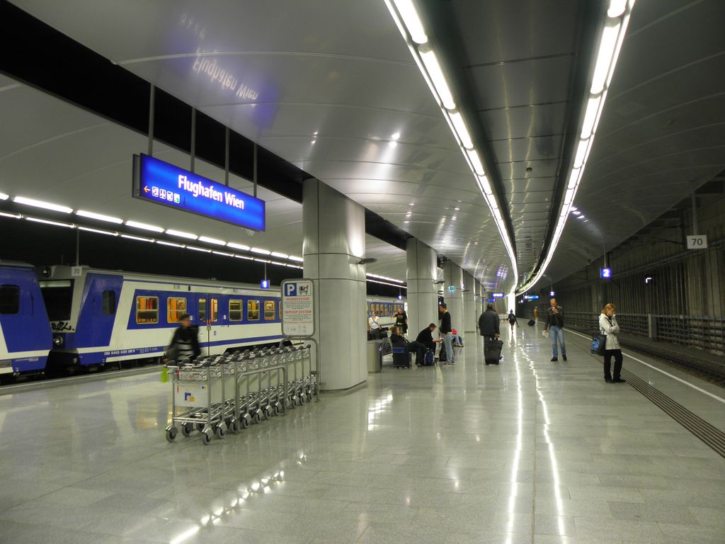 28.4.2011: Der unterirdische Bahnsteig des Bahnhofs Flughafen Wien. Am gegenberliegenden Gleis eine Doppelgarnitur 4020 der Wiener S-Bahn als S7 abfahrbereit in Richtung Wolfsthal. Der Zug kommt aus Wien-Floridsdorf.