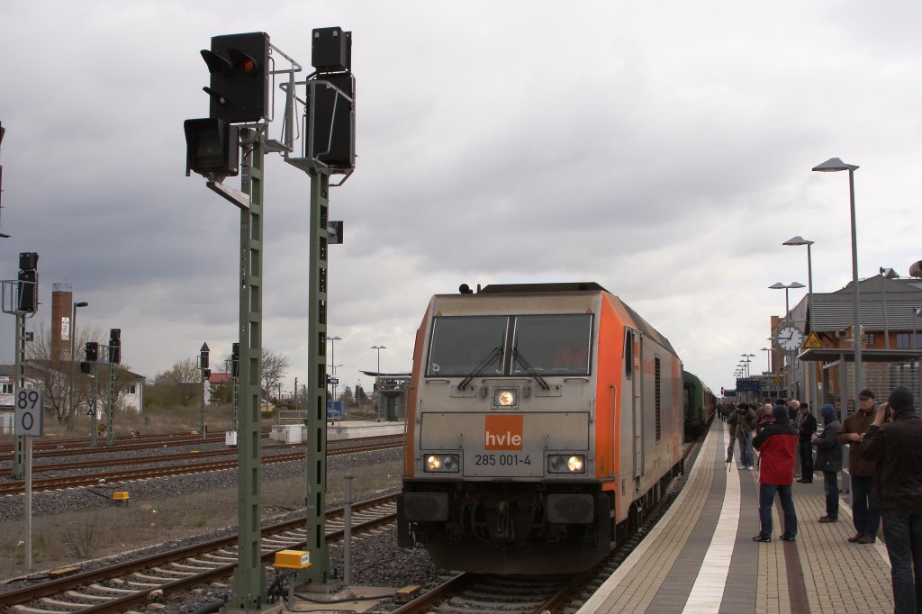 285 001 der Havellndischen Eisenbahn am 07.04.2012 auf Gleis 1 im Bahnhof Halberstadt. Sie hat sich bereits von ihrem Zug der  Sonderzugveranstaltungen Chemnitz  getrennt, welchen sie von einem Abstecher nach Rbeland, im Rahmen einer groen Harzrundfahrt, ber Blankenburg hierher gebracht hatte, und wartet jetzt am Signal auf die Freigabe zur Rangierfahrt. Sobald sie das Gleis freigemacht hat, wird Dampflok 18 201 den Zug wieder bernehmen.