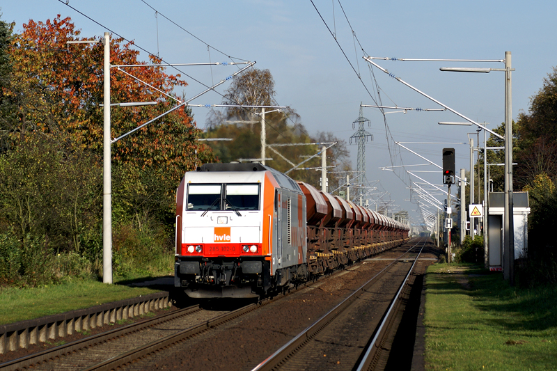 285 102-0 der HVLE mit ihrem Gterzug aus Wahlstedt am 25.10.2008 in Kupfermhle. 