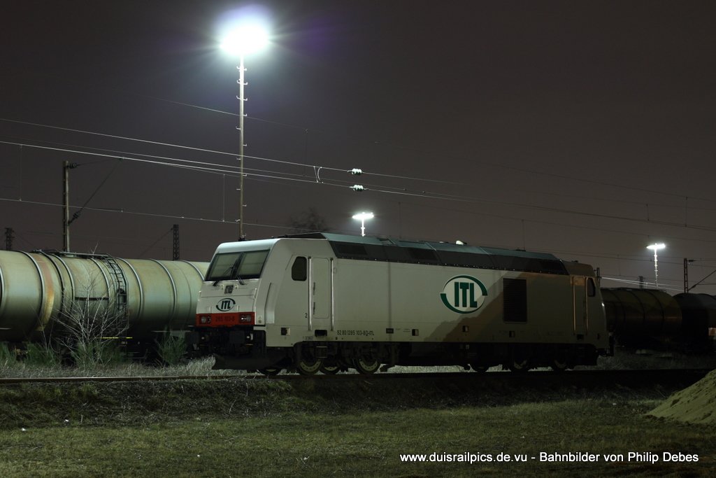 285 103-8 (ITL) steht am 18. Mrz 2010 um 22:01 Uhr in Duisburg Ruhrort abgestellt