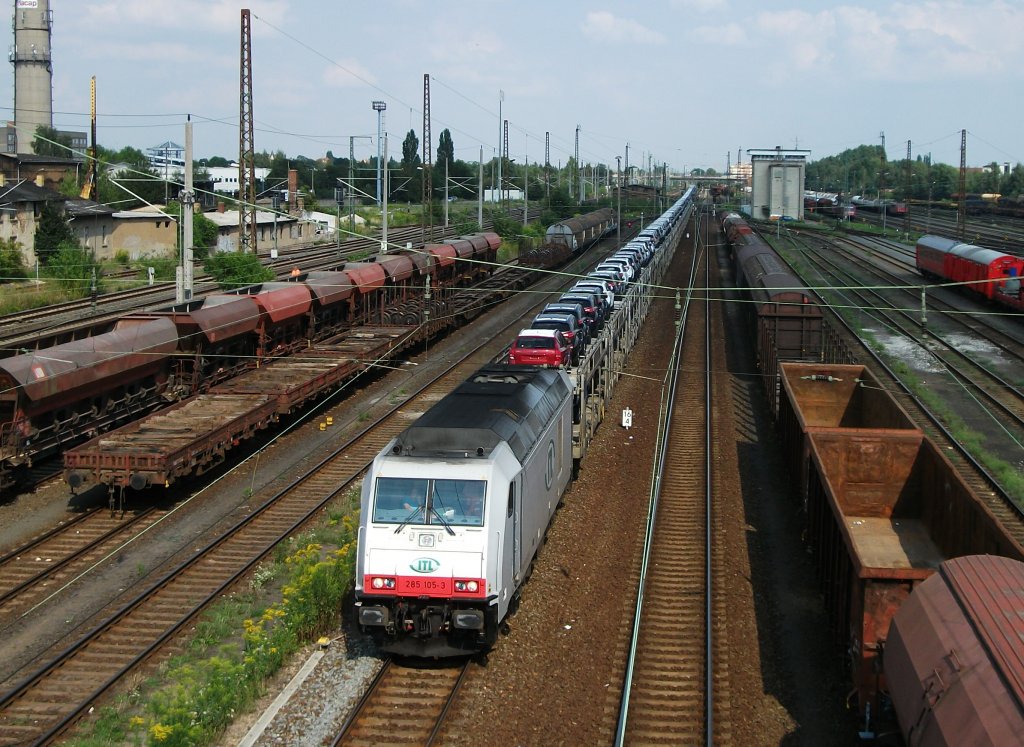 285 105 von ITL durchfhrt am 27.Juli 2011 mit einem Autozug den Gterbahnhof Engelsdorf Richtung Schnefeld.