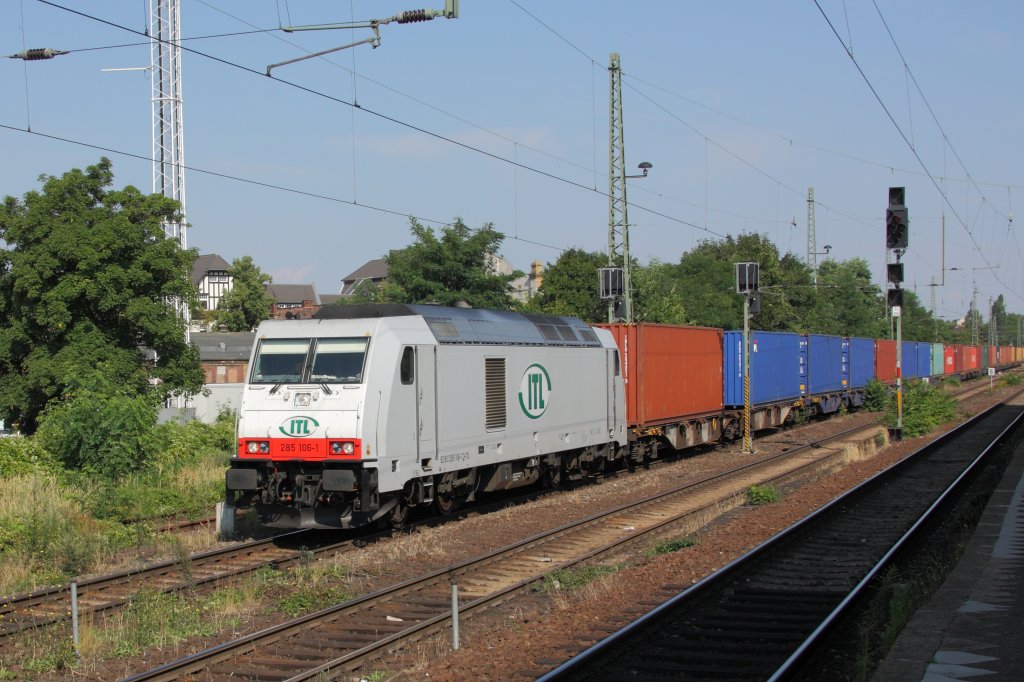 285 106-1 der ITL mit einem Containerzug in Magdeburg-Buckau. Die fahrt ging in Richtung Sden, fotografiert am 31.07.2010. 