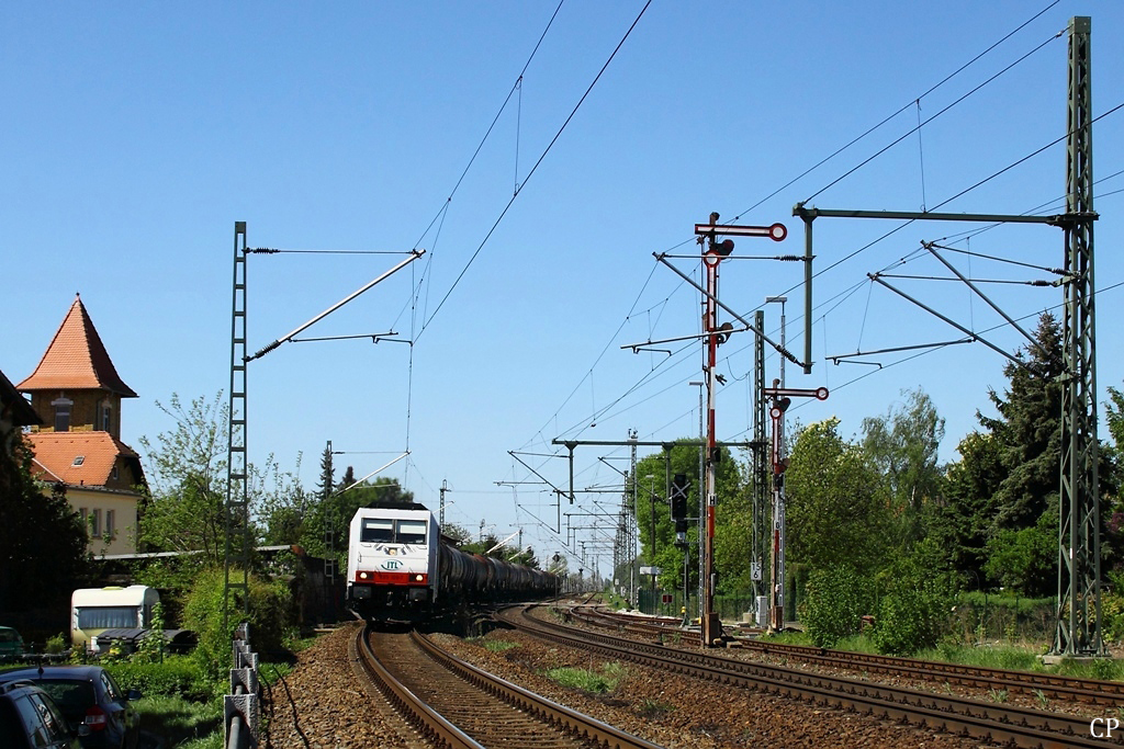 285 108-7 der ITL rollt am 1. Mai 2011 mit einem Kesselzug durch Markranstdt und passiert dabei die westliche Ausfahrsignalgruppe mit den Formsignalen G und H. Der Umbau des Bahnhofs auf ESTW ist schon recht weit fortgeschritten, die neuen Ks-Signale stehen bereits.