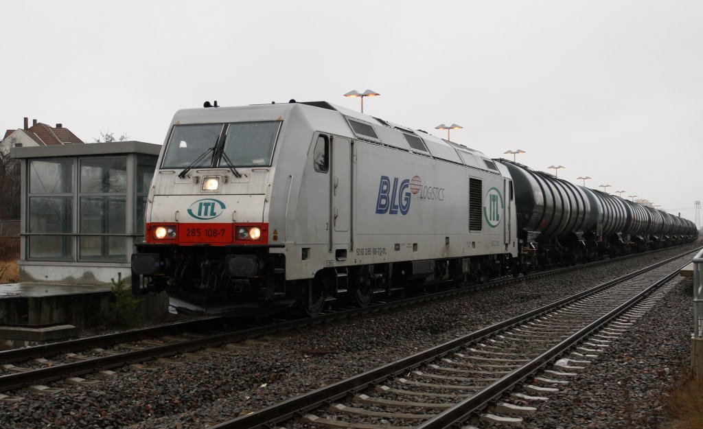 285 108-7 von ITL steht am 29.11.2012 mit einem vollen Tankzug Hamburg-Lederhose Tanklager in Weida Hbf. Nach der Zugkreuzung mit dem EBx nach Leipzig geht die Fahrt weiter zum Tanklager Lederhose. Gre an den TF!
