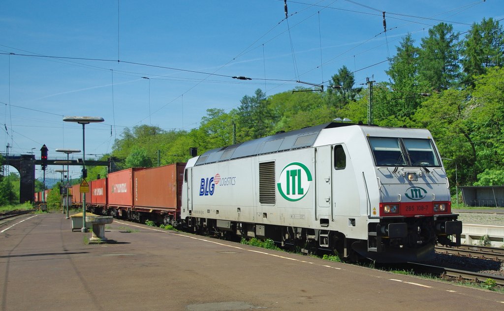 285 108-7 zieht einen Containerzug in Richtung Norden. Aufgenommen am 03.06.2010 in Eichenberg.