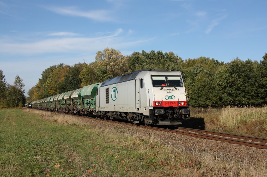 285 109-5 der ITL mit einem Ganzzug Schttgutwagen aus Richtung Hosena kommend in Wiednitz. Fotografiert am 18.10.2012.  