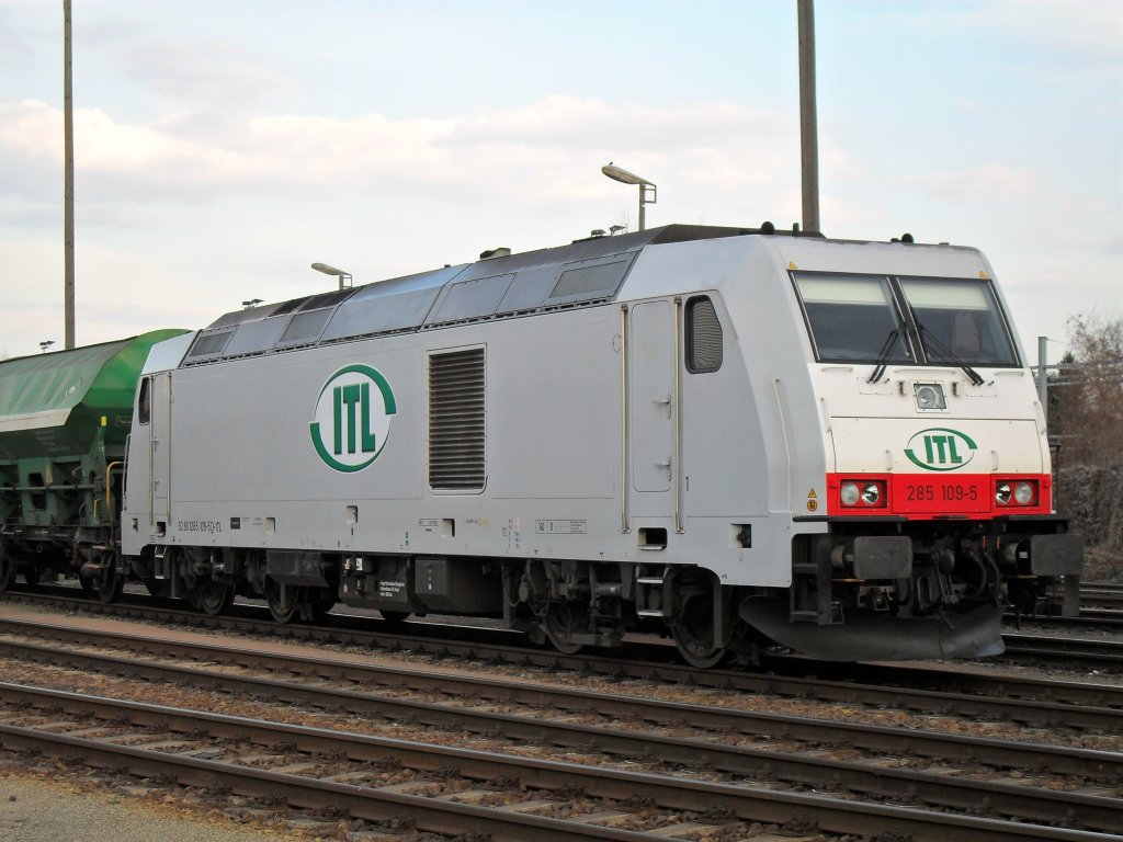 285 109 der ITL steht mit einem Schotterzug abfahrtbereit im Dresdner Hafengelnde. 03.04.2010