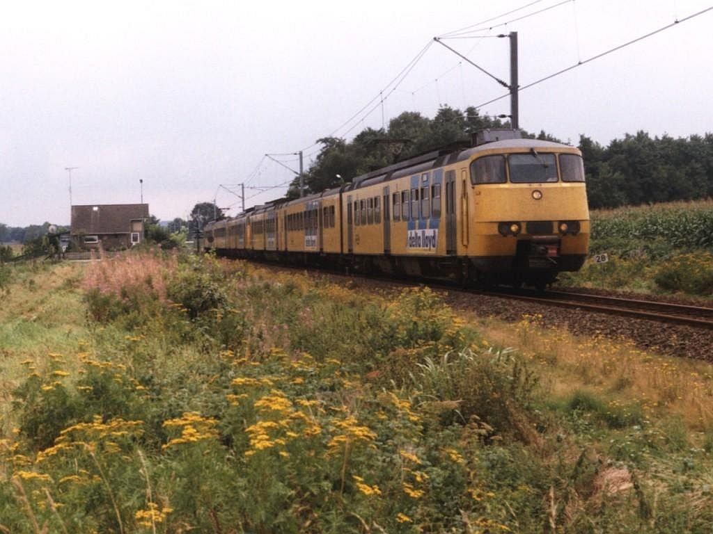 2852 und 2851 mit Regionalzug 5946 Rhenen-Utrecht bei Veenendaal am 18-8-1998. Bild und scan: Date Jan de Vries.