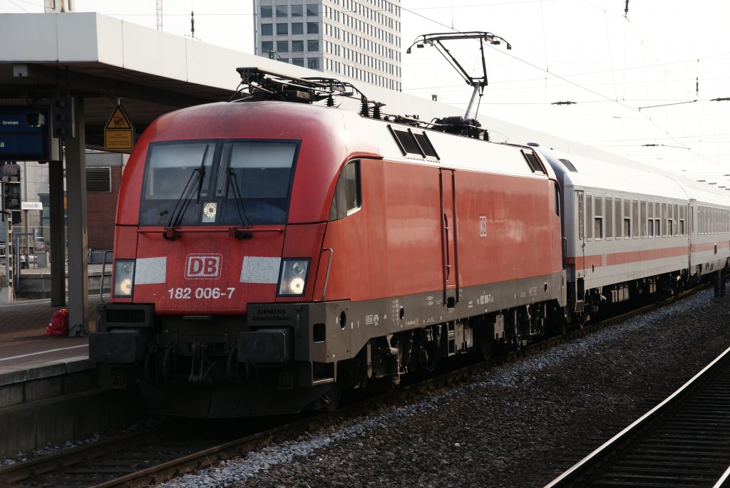 28.6.´10: 182 006-7 steht mit IC 2022 nach Hamburg-Altona in Dortmund Hbf. Endlich mal in DB-verkehrsrot. Von der Seite kann man noch den alten Railion Schriftzug erkennen.