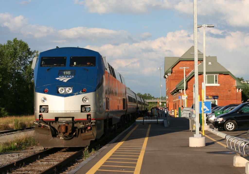 28.6.2010 Niagara Falls, ON. Train 63 von New York City nach Toronto ...