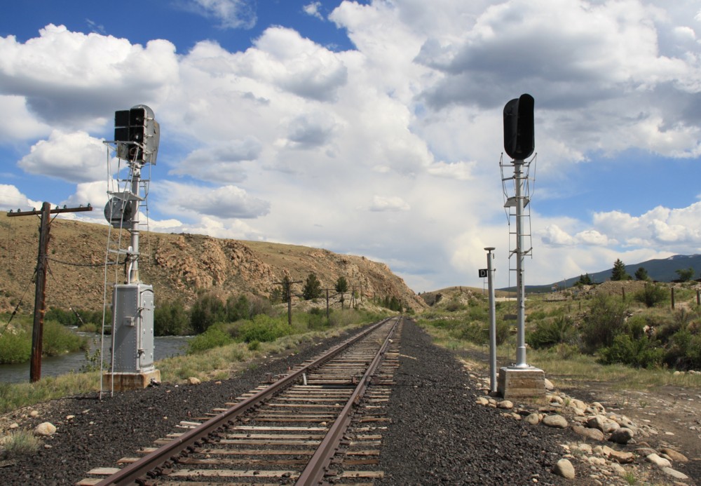 28.6.2011 Colorado, stillgelegte Strecke am Texas Creek zwischen Leadville und Canon City, nahe Twin Lakes. Das linke Signal wurde bereits geplündert und demoliert. Beide von der  General Railway Signal Company, Rochester, NY. Blick südwärts.
