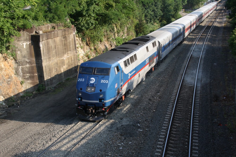 28.6.2012 Garrison, NY. Genesis DualModus Lok 203 mit Regionalzug nach Poughkeepsie bei der Ausfahrt.