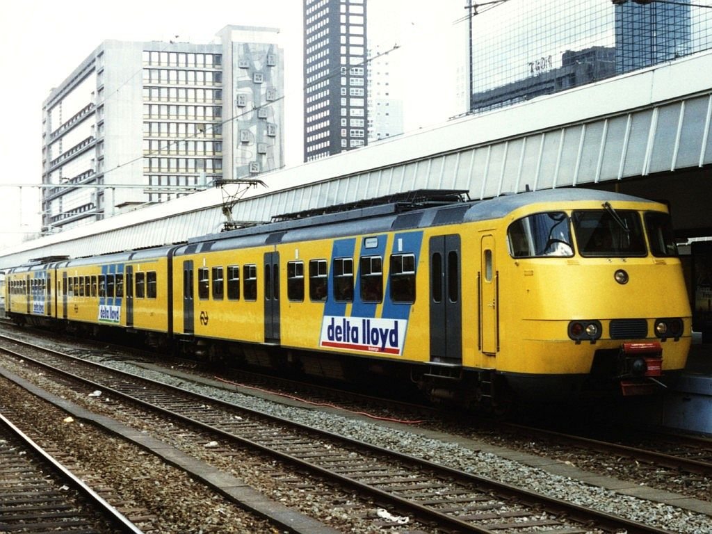 2870 mit Regionalzug 4150 Rotterdam-Hoek van Holland Haven auf Bahnhof Rotterdam Centraal am 30-3-1996. Bild und scan: Date Jan de Vries.
