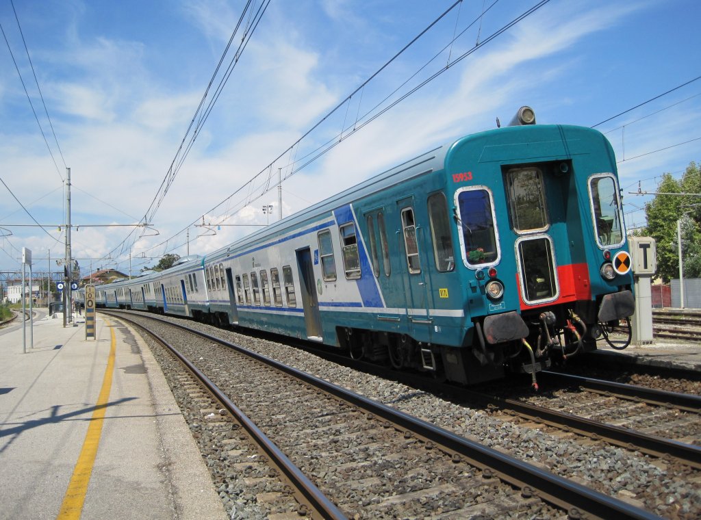 28.7.2010 14:19 Steuerwagen Bauart APR an der Spitze eines Regionalzug (R) aus La Spezia Centrale nach Pisa Centrale im Bahnhof Pisa S. Rossore.